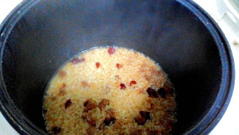 红枣糯米饭,盖上电饭煲开始煮～这是半熟的样子