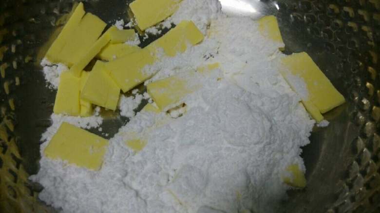 小乌龟菠萝包,面团发酵期间可以准备菠萝皮。黄油软化后加入糖粉，将其打至蓬松。