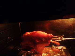 奥尔良烤鸡,最后五分钟去掉锡纸，直接烘烤，可以让鸡皮更加香脆。