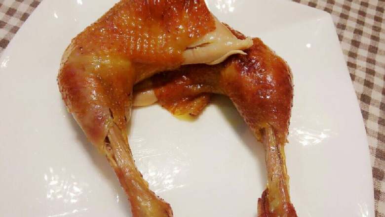 奥尔良烤鸡,鸡腿直接扯下来，开吃。