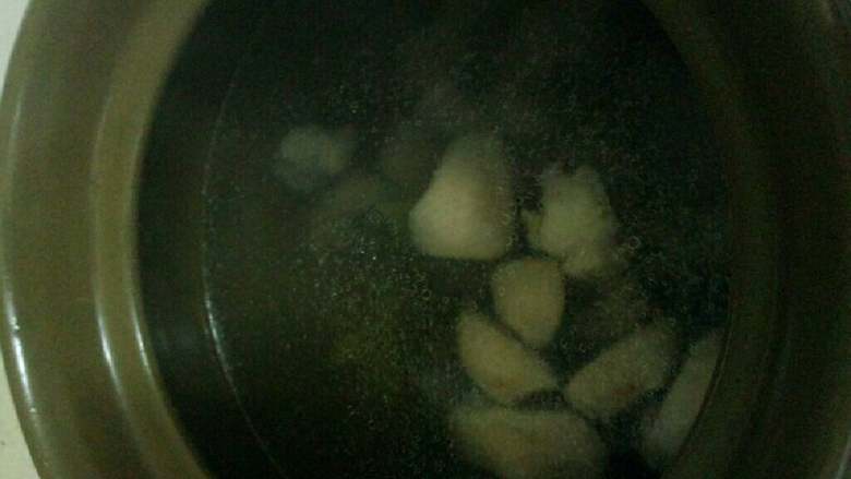 鸭肉炖海带冬瓜汤,在捞出来洗干净放入沙锅，加入水放入姜片大火烧开