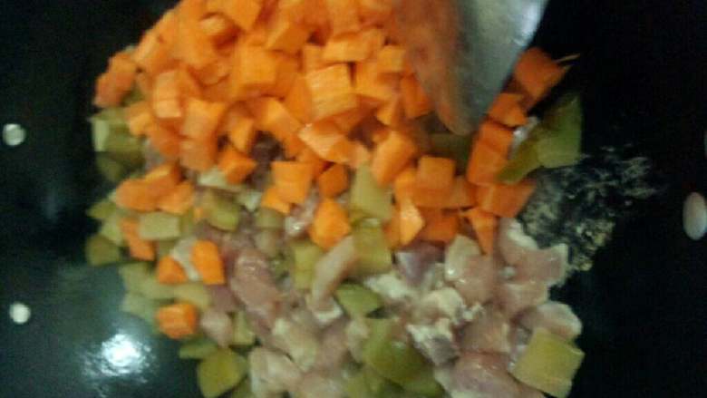 炸菜萝卜丁炒肉丁,锅加油烧热，放入萝卜，炸菜肉丁炒