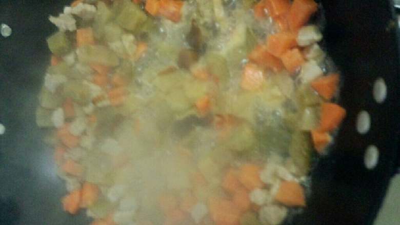 炸菜萝卜丁炒肉丁,在加入少许盐，少许水