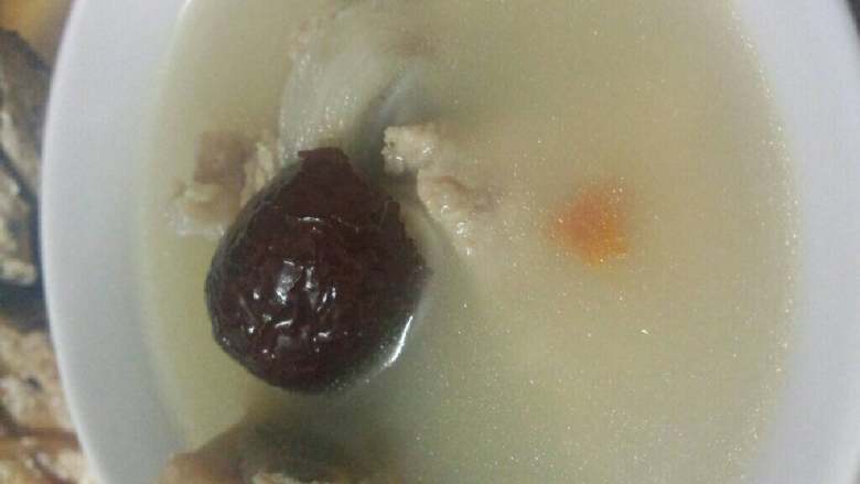 鲫鱼排骨红枣汤,盛碗