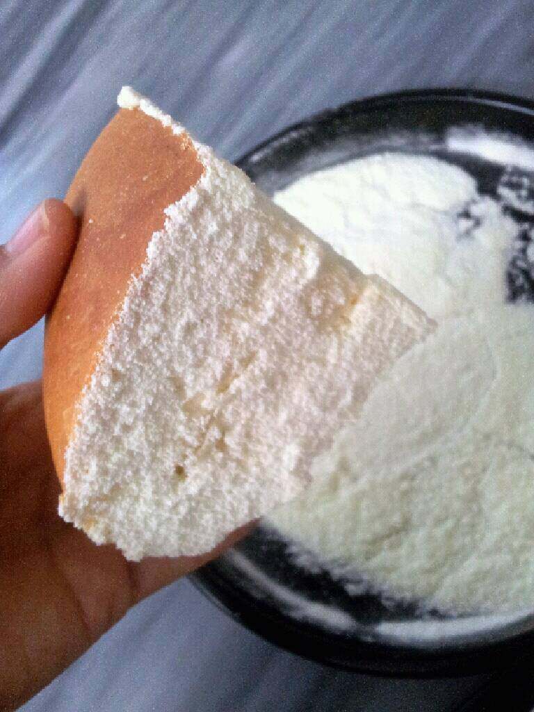 奶酪面包,奶酪馅抹中间，不要抹太多哦，抹多了会腻的，在表面切口也抹上奶酪馅，然后抹馅的两边在奶粉里蘸一下，登登登，奶酪包完成