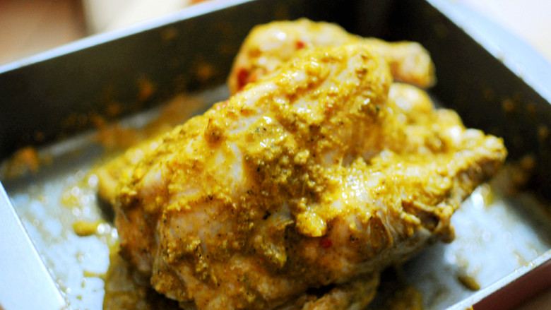 印度风味烤鸡,均匀地抹在整只鸡上。放入冰箱冷藏12小时。