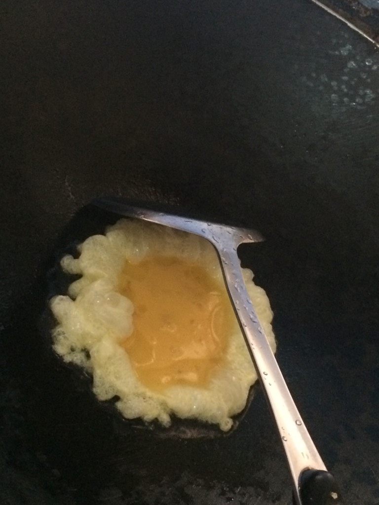 鸡蛋杂菌春菜汤,热锅，倒油，倒入蛋液