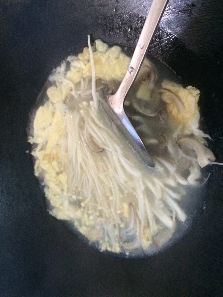 鸡蛋杂菌春菜汤,水开后，放入杂菌，