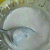 椰丝牛奶小方糕,取80毫升椰奶倒入玉米淀粉中，搅拌均匀。