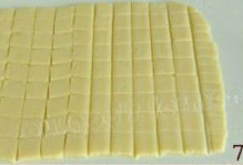 牛奶饼干 ,用刀切去四周不规则的边角，然后将面片分割成2cm宽的正方形摆入烤盘；