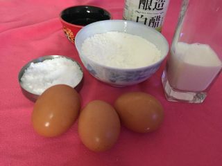 电饭煲蛋糕,如图食材准备，鸡蛋洗净，低筋粉，牛奶，白砂糖，食用油，白醋备用