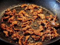 葱爆羊肉,腌制二十分钟以上 锅烧热下油 ，大火烧热，油温高时下腌好的羊肉爆炒