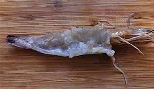 蒜蓉蒸大虾,用菜刀的背部将虾肉稍微剁懒一些，放置一旁备用；