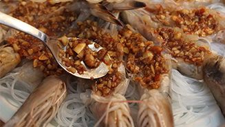 蒜蓉蒸大虾,将炒好的蒜蓉用小勺舀起，放在虾肉上面，最后用勺背稍微摁平；最后将剩的蒜蓉从盘中间倒入，然后上蒸锅，蒸15-20分钟即可。