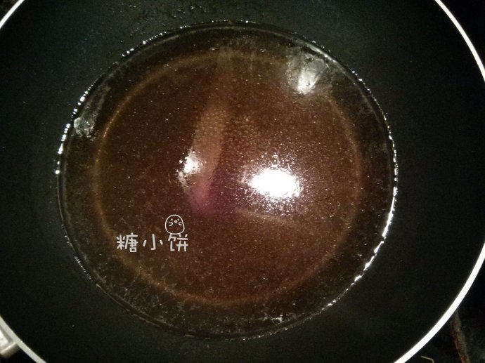 墨鱼干红烧肉,立即倒入刚烧滚的开水500ML
（搅匀后就是糖色水，放在一边备用）；