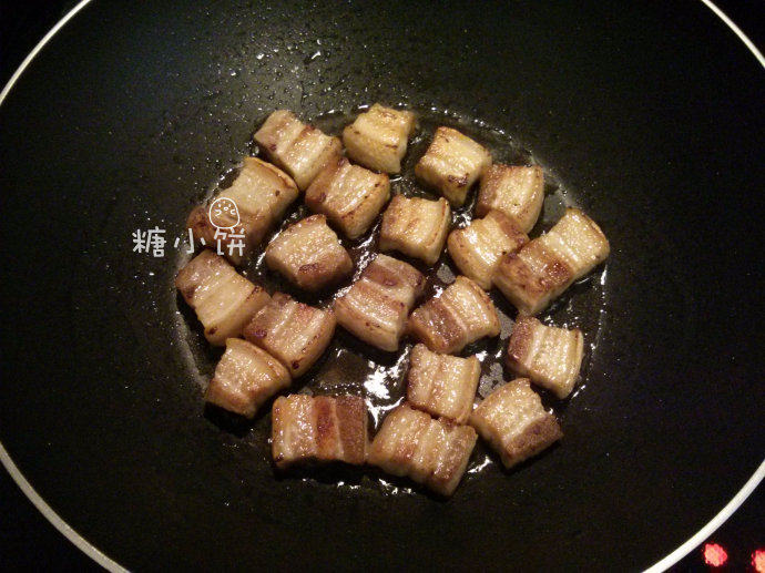 墨鱼干红烧肉,放入平底不粘锅中，中火煎至两面金黄（可以不放油，把肥肉部分的油脂煸出来）；