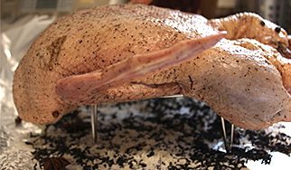 茶香熏鸭,在烤盘上放一大张锡纸，然后在上面混合熏料，然后在中间夹上蒸架，并将鸭子放置架子上放；