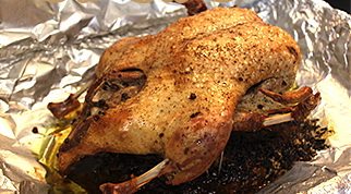 茶香熏鸭,鸭子油基本都烤出来了，将锡纸整张弃置，小心将鸭子切块即可食用。