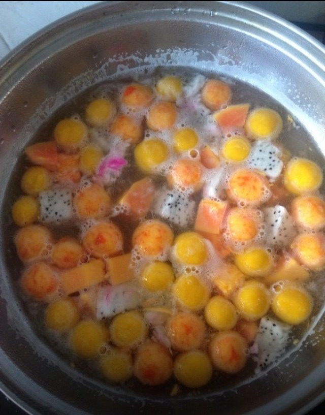 水果汤圆,煮到汤圆浮起来倒入水果就可以出锅