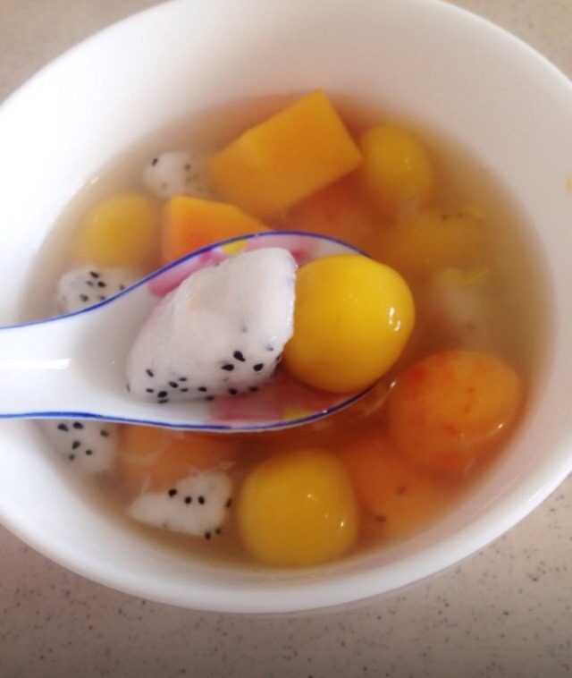 水果汤圆,一碗美美的水果汤圆就做好了，糯米做的，一次不能吃太多哦！