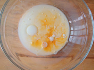 桂花奶油杯子蛋糕,在碗中倒入牛奶，加入植物油，加入打散的鸡蛋液，搅拌均匀