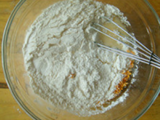 桂花奶油杯子蛋糕,把面粉、泡打粉、盐、糖、桂花混合均匀，倒入到1的混合物中