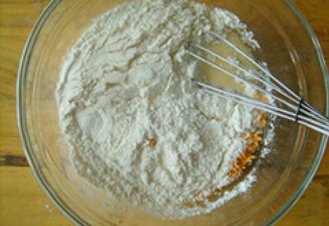 桂花奶油杯子蛋糕,把面粉、泡打粉、盐、糖、桂花混合均匀，倒入到1的混合物中