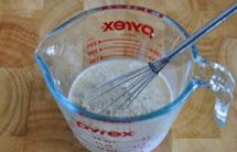 奶香荷叶饼,将酵母粉放入牛奶中，搅拌均匀融化后备用；（如果是冷藏的牛奶要提前放至室温，或用微波炉加热一下，35度左右最好）