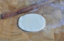 奶香荷叶饼,取一份面剂子，擀成厚薄均匀的面饼，直径大约8到10cm；（也不必十分精准，大小均匀即可）
