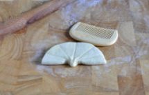 奶香荷叶饼,以”荷叶柄“为中心，用干净的小梳子、刮板或刀背等工具压出几条放射形状的”叶脉“；