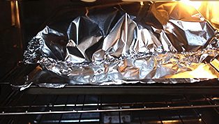 茶香熏鸭,烤箱温度达到后，将烤盘放入烤箱中下方，425华氏度（218摄氏度）烤3小时即可取出；