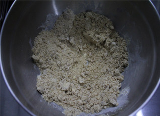 曲奇奶油杯,把低筋面粉和步骤3的混合物混合均匀，搓成粗粗的颗粒状。