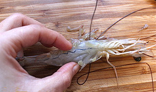 蒜蓉蒸大虾,然后将虾的肚皮朝上，用小利刀从头往尾巴切开，不要切断，然后将虾线取出，并往虾壳里掏出另外一条虾线；