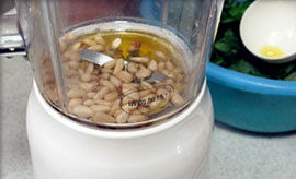 青酱意面,将橄榄油和松子、大蒜瓣放进搅拌机内搅拌