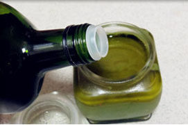 青酱意面,青酱非常容易变色，装瓶后浇上一层橄榄油封住青酱以隔绝空气