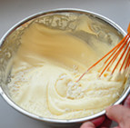 巧克力覆盆子鲜奶油蛋糕,用手抽翻拌均匀。