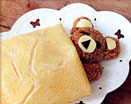 茄汁蛋包饭,把蛋饼盖在小熊身上做被子，做出小熊的胳膊放在被子下面