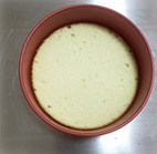 巧克力覆盆子鲜奶油蛋糕,取一个18CM的圆形模具或慕斯圈，在底部垫一片海绵蛋糕片。