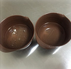 巧克力覆盆子鲜奶油蛋糕,分别将覆盆子慕斯和巧克力慕斯所需的两份吉利丁片浸入冰水泡软备用。