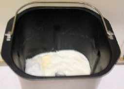 酸奶吐司,将酸奶、糖、盐放入面包机桶中。