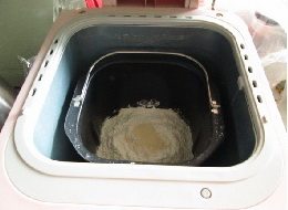 酸奶吐司,撒上酵母，将面包机桶固定在面包机中。