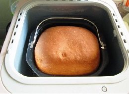 酸奶吐司,盖上盖子，将烤色 设定为浅色，剩下的全部交给面包机了，程序结束，面包机会发出蜂鸣声提醒声。