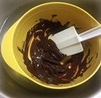 巧克力覆盆子鲜奶油蛋糕,制作巧克力慕斯部分，将50克巧克力隔50度左右的温水融化至顺滑。