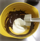 巧克力覆盆子鲜奶油蛋糕,融化至顺滑的巧克力无需降温，加入1/3打发奶油混合均匀。