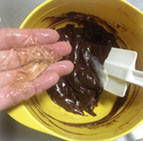巧克力覆盆子鲜奶油蛋糕,加入1克泡软的吉利丁。