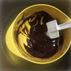 巧克力覆盆子鲜奶油蛋糕,继续隔温水搅拌直至吉利丁融化。