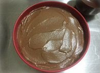 巧克力覆盆子鲜奶油蛋糕,将巧克力慕斯糊倒入第2片海绵蛋糕片上抹平。