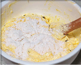 百香果磅蛋糕,筛入低粉和泡打粉拌匀