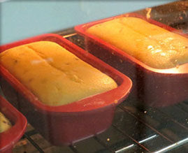 百香果磅蛋糕,放入预热好的烤箱，170度40分钟左右。烤到表面微微上色 变的有点干的时候 用沾了热水的刀子在面糊中心划开一道。继续烤制到完成