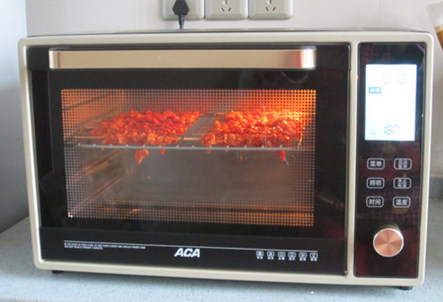 新奥尔良烤肉串,放到烤箱中，180度烤13分钟。